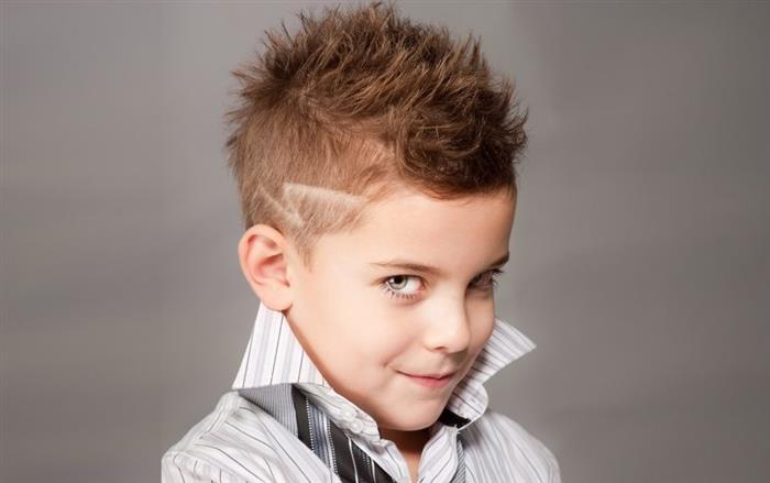 Corte de cabelo infantil para um menino. penteado elegante e moderno.  cuidados com o cabelo da criança. cabelo curto.