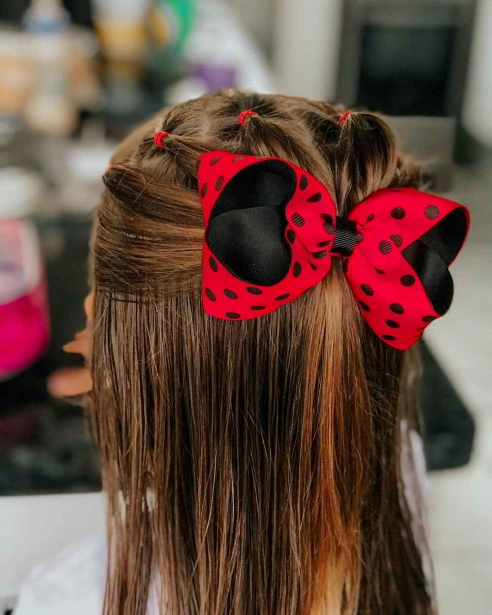 Penteado Infantil Lateral com Ligas para Cabelo Curto