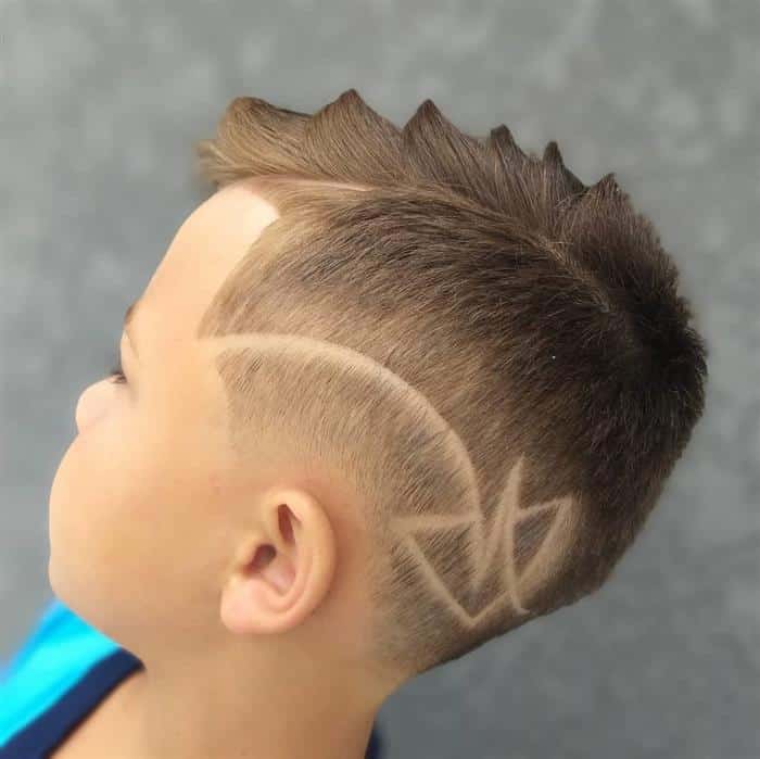 Corte de cabelo infantil para um menino. penteado elegante e moderno.  cuidados com o cabelo da criança. cabelo curto.