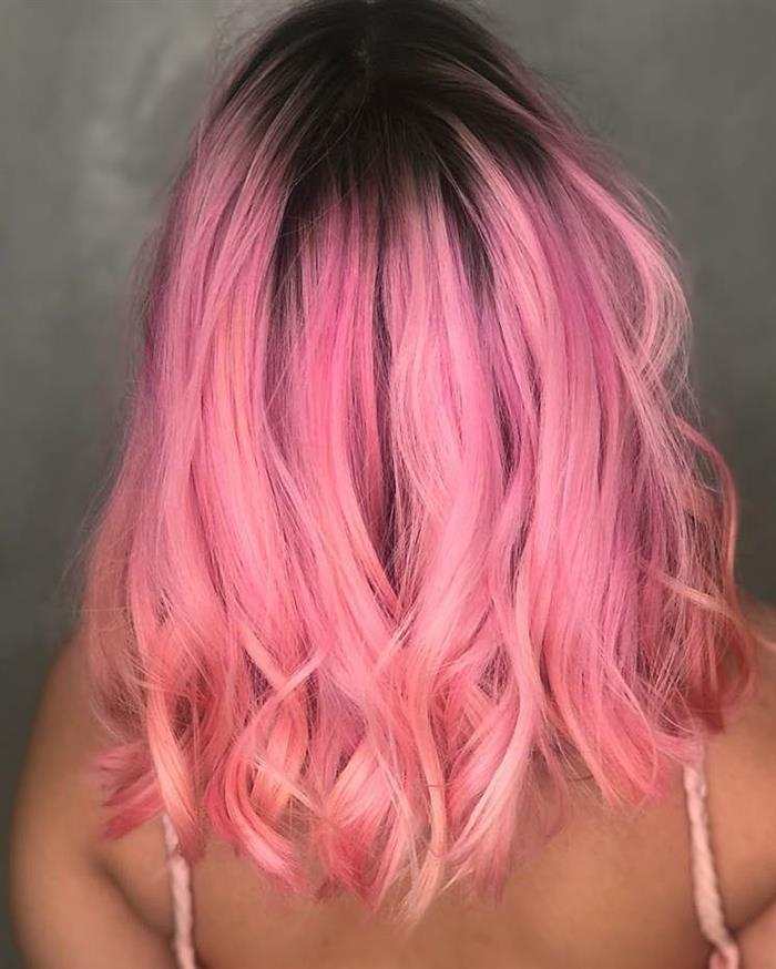 cabelo com mechas rosas