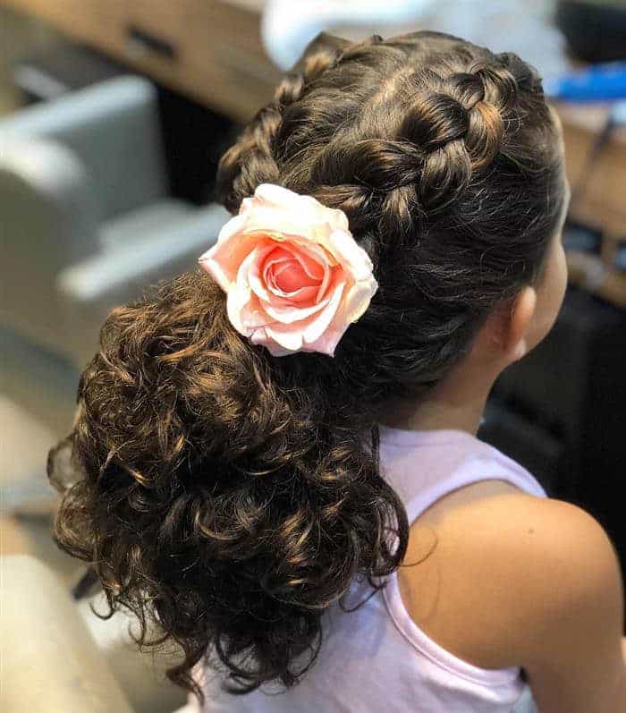 42+ Ideias de Penteado de Casamento para Cabelo Cacheado Infantil