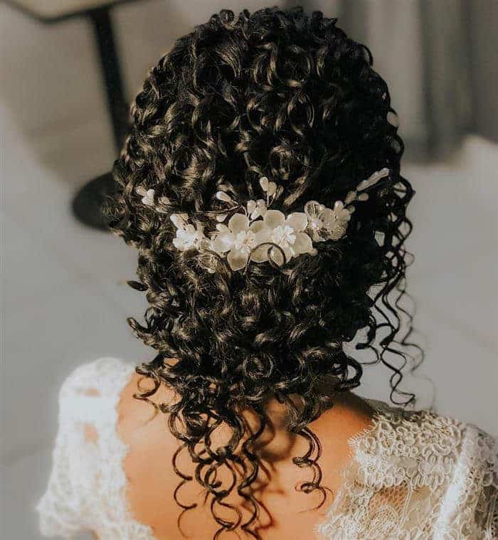penteados em cabelos cacheados para casamento