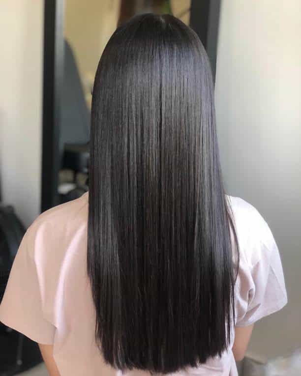 Corte bordado em cabelo preto e liso