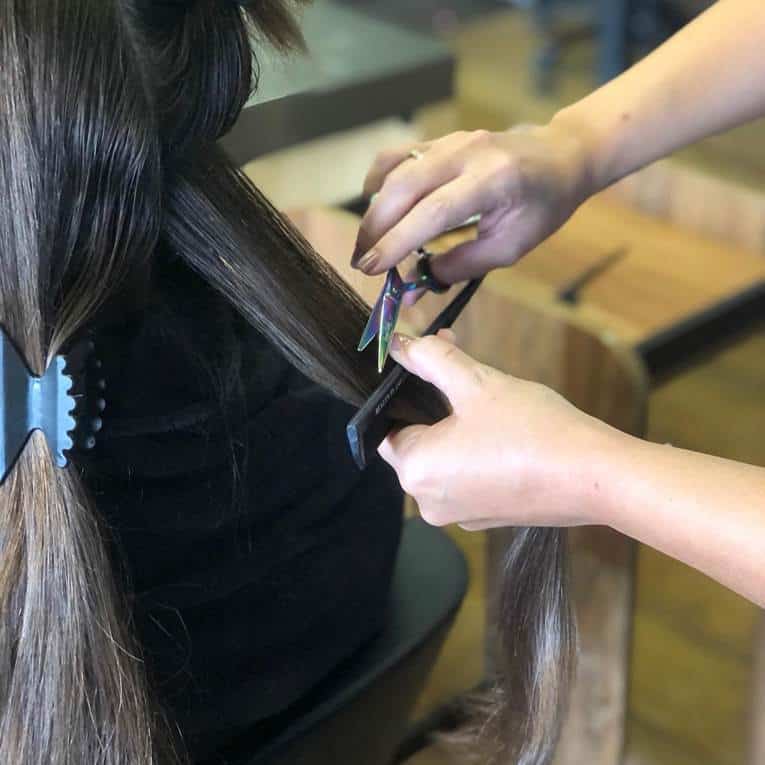 Corte bordado em cabelo com tesoura