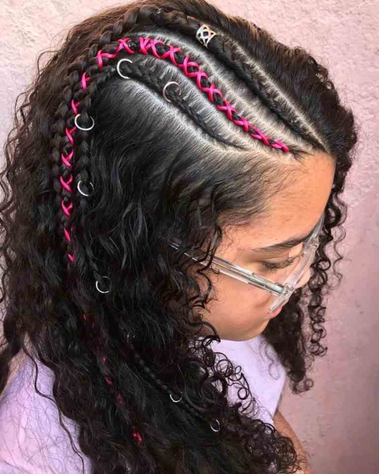 Trança raiz com argolas e fita rosa cabelo cacheado