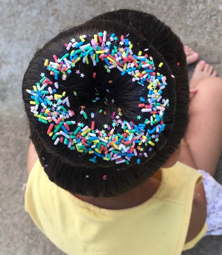 Cabelo em formato de donuts com granulado