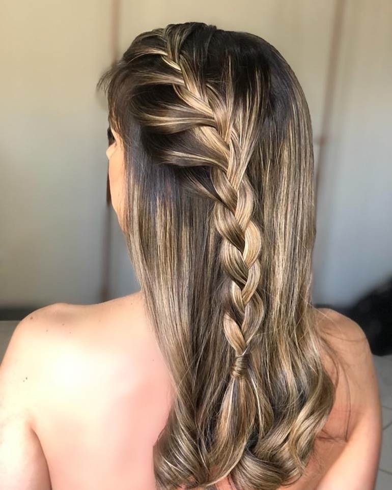 Penteado em cabelo solto com trança lateral unica